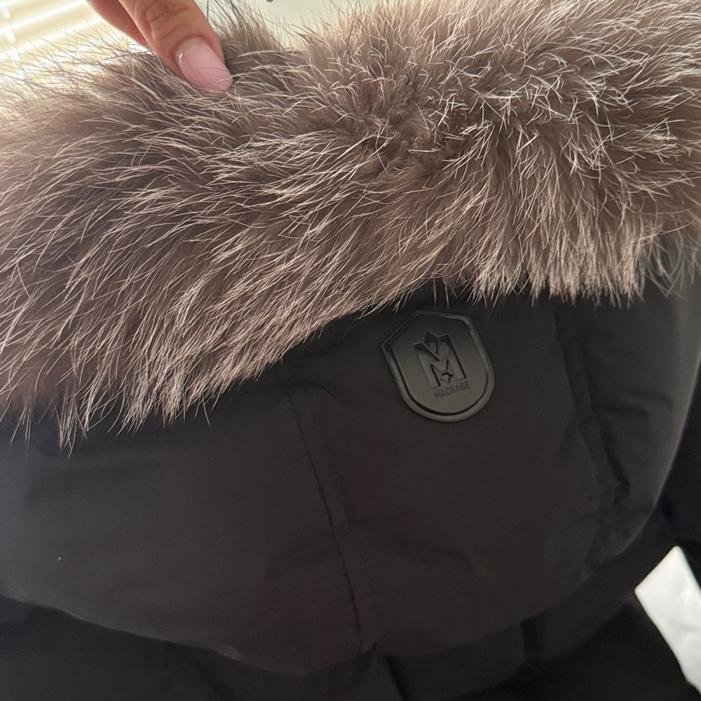 ADALI Down coat with silver fox fur Signature Mackage Collar
Small - Picture 6 of 6